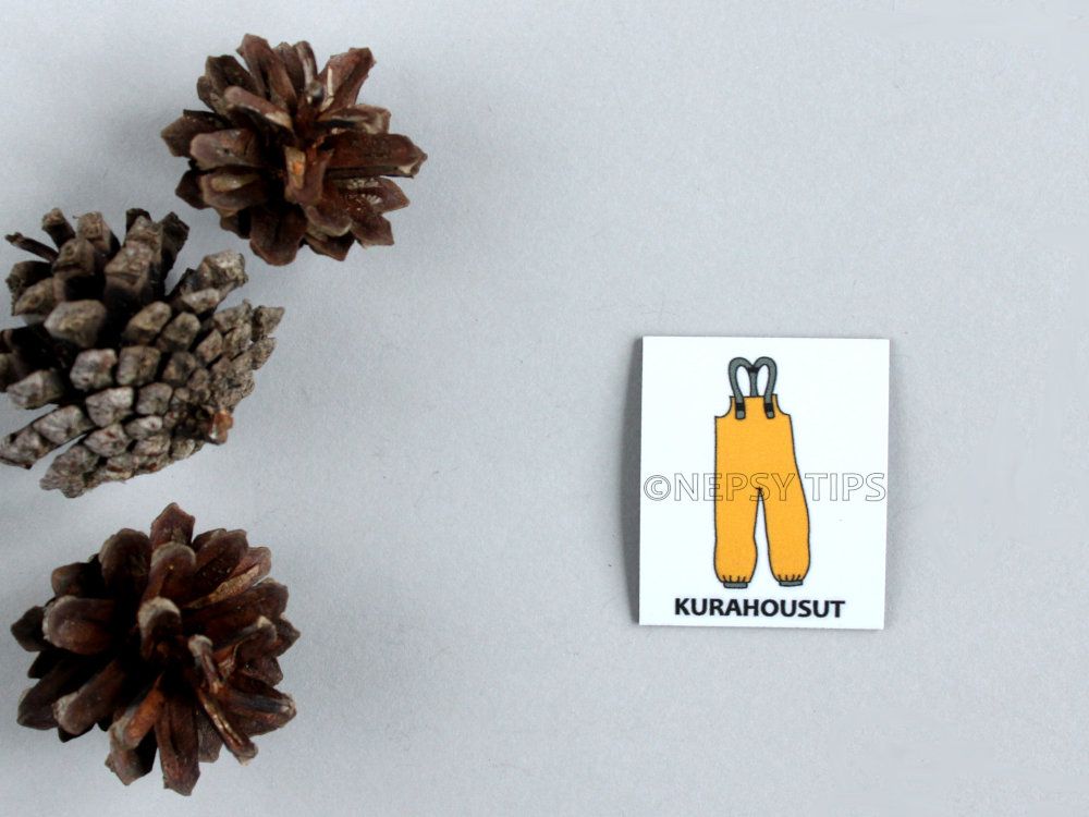 Nepsy Tips lapsen toiminnanohjauksen tukemiseen suunniteltu magneettinen kuvatukikortti Kurahousut, joka kuuluu Pukukortti kuvatukisarjaan. Kurahousut kuvatukikortissa on oranssit kurahousut.