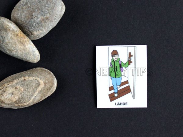 Nepsy Tips lapsen toiminnanohjauksen tukemiseen suunniteltu magneettinen kuvatukikortti Lähde, joka kuuluu Päiväjärjestys kuvatukisarjaan. Lähde kuvatukikortissa lapsi lähtee ulko-ovesta ulos.