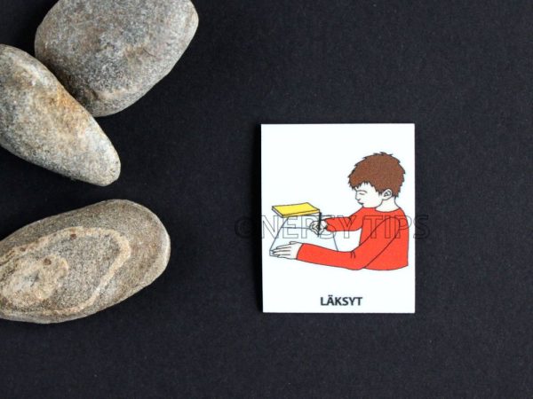 Nepsy Tips lapsen toiminnanohjauksen tukemiseen suunniteltu magneettinen kuvatukikortti Läksyt, joka kuuluu Päiväjärjestys kuvatukisarjaan. Läksyt kuvatukikortissa lapsi tekee läksyjä.
