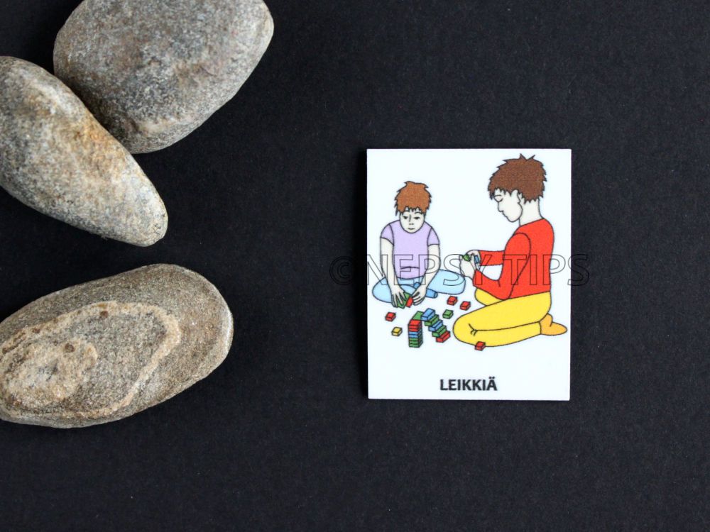 Nepsy Tips lapsen toiminnanohjauksen tukemiseen suunniteltu magneettinen kuvatukikortti Leikkiä, joka kuuluu Päiväjärjestys kuvatukisarjaan. Leikkiä kuvatukikortissa kaksi lasta leikkii palikoilla.