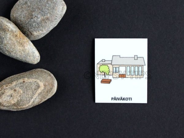 Nepsy Tips lapsen toiminnanohjauksen tukemiseen suunniteltu magneettinen kuvatukikortti Päiväkoti, joka kuuluu Päiväjärjestys kuvatukisarjaan. Päiväkorti kuvatukikortissa on rakennus ja sen edessä hiekkalaatikko ja puu.