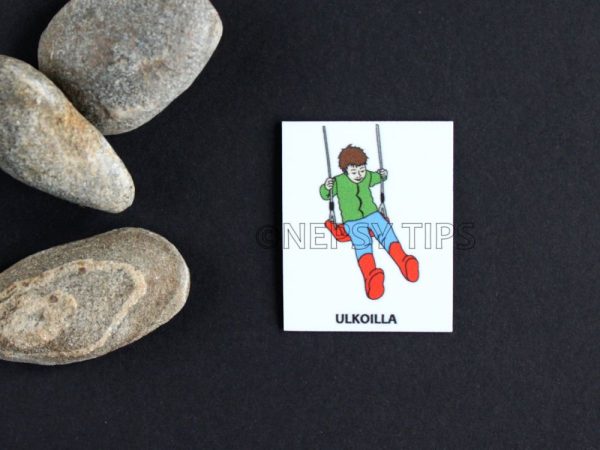 Nepsy Tips lapsen toiminnanohjauksen tukemiseen suunniteltu magneettinen kuvatukikortti Ulkoilla, joka kuuluu Päiväjärjestys kuvatukisarjaan. Ulkoilla kuvatukikortissa on lapsi, joka keinuu keinussa ulkona.