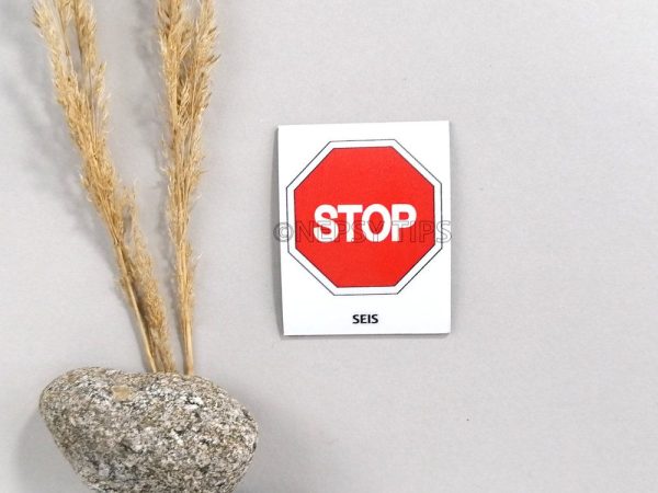Nepsy Tips lapsen toiminnanohjauksen tukemiseen suunniteltu magneettinen kuvatukikortti Seis, joka kuuluu Käytös kuvasarjaan. Seis kuvatukikortissa on liikennemerkki STOP.