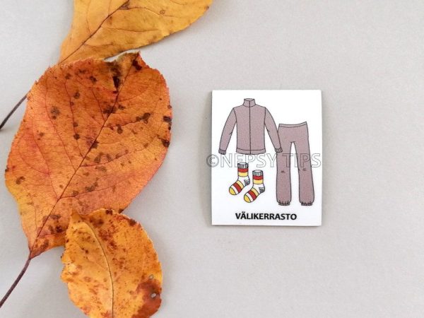 Nepsy Tips lapsen toiminnanohjauksen tukemiseen suunniteltu magneettinen kuvatukikortti Välikerrasto, joka kuuluu Retkelle kuvatukisarjaan. Välikerrasto kuvatukikortissa on villasukat ja välikerraston paita ja housut.